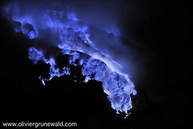 Illustration for article titled Los ríos de lava azul del volcán indonesio Kawah Ijen